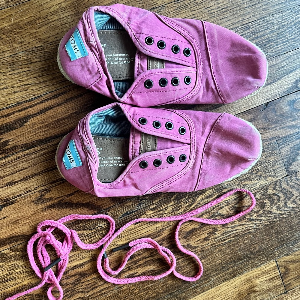 Women’s size 6 pink lace up Tom’s!